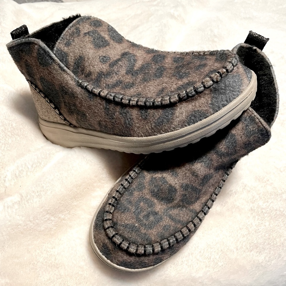 Hey Dude Helis Leopard Denny Beige Boots Size 9 Women’s